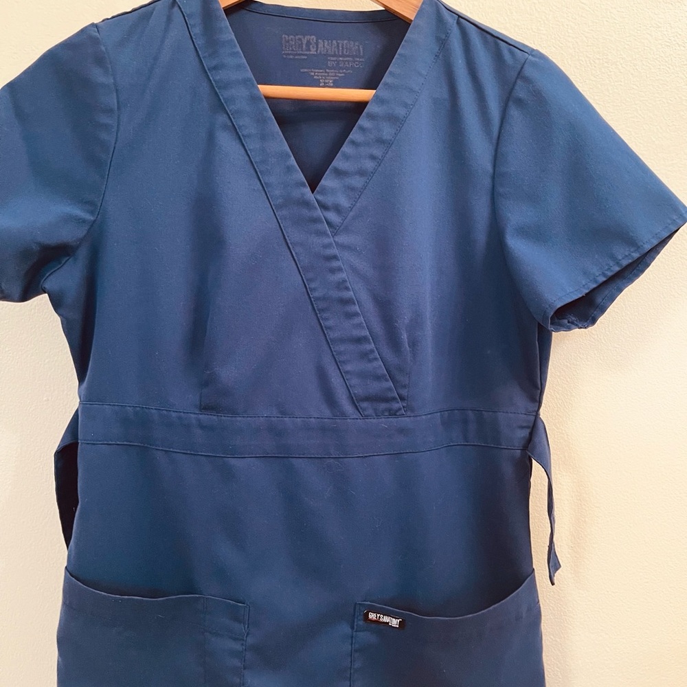 Grey’s Anatomy navy blue scrub top 💙 - Picture 4 of 4